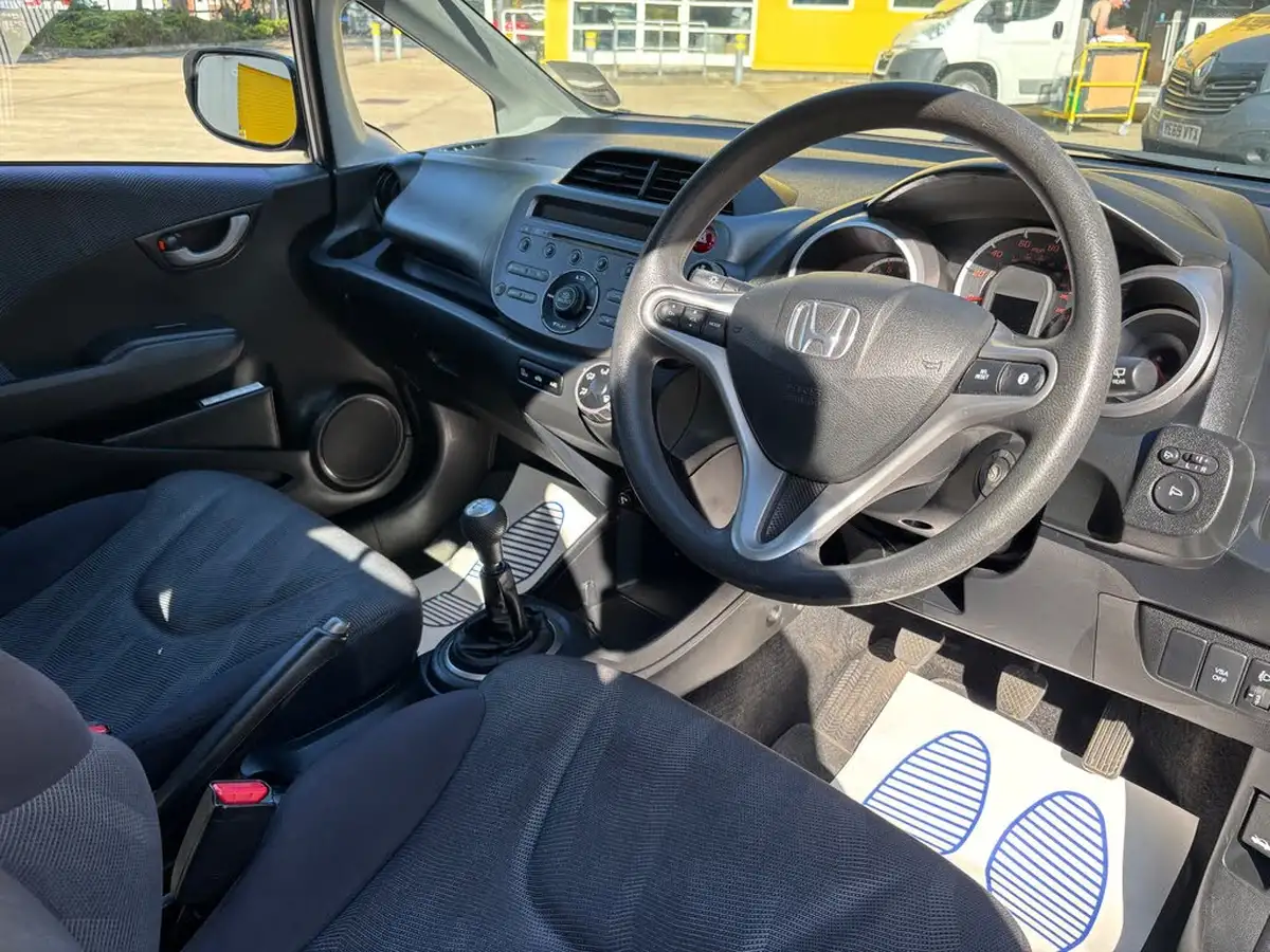2010-honda-jazz-14-es-t-big-11