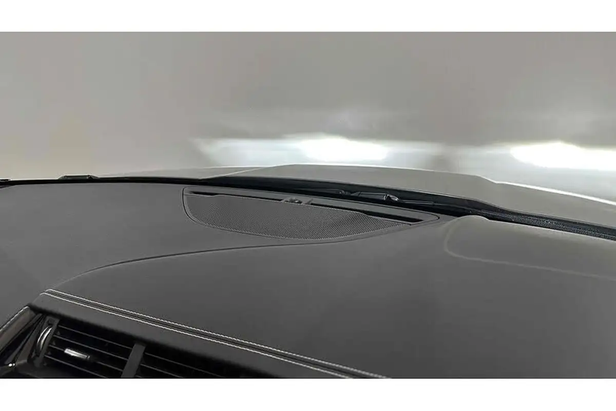 2023-jaguar-e-pace-15-p300e-r-dynamic-black-big-39