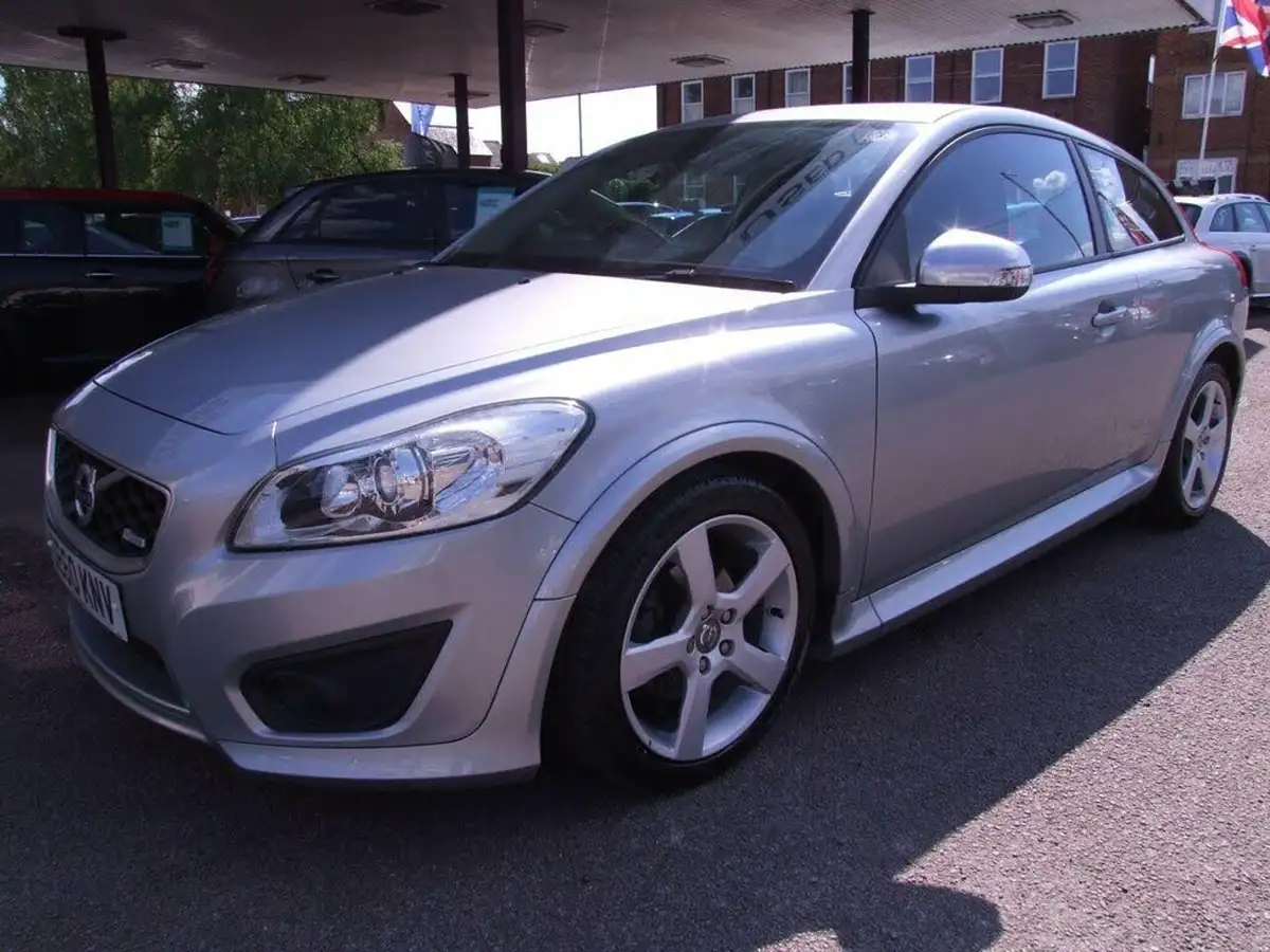 2010-volvo-c30-16td-r-design-big-11