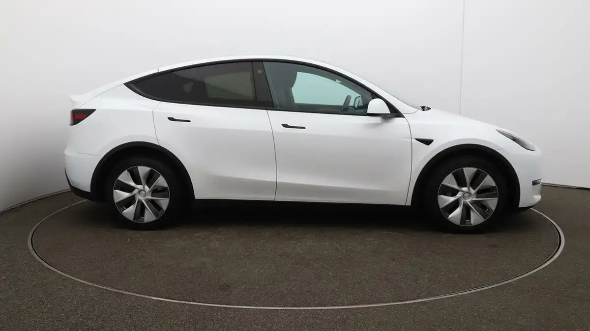 2022-tesla-model-y-e-long-range-big-48