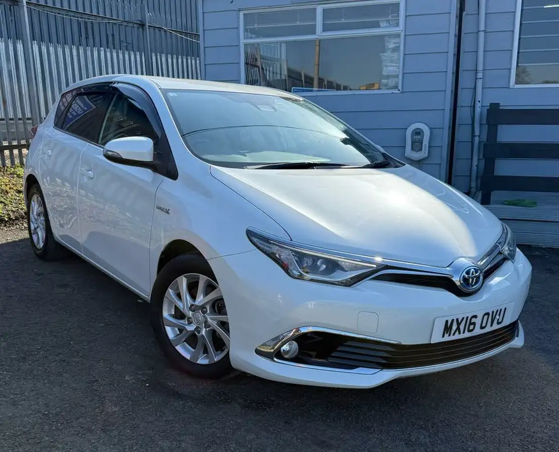 2016-toyota-auris-big-0