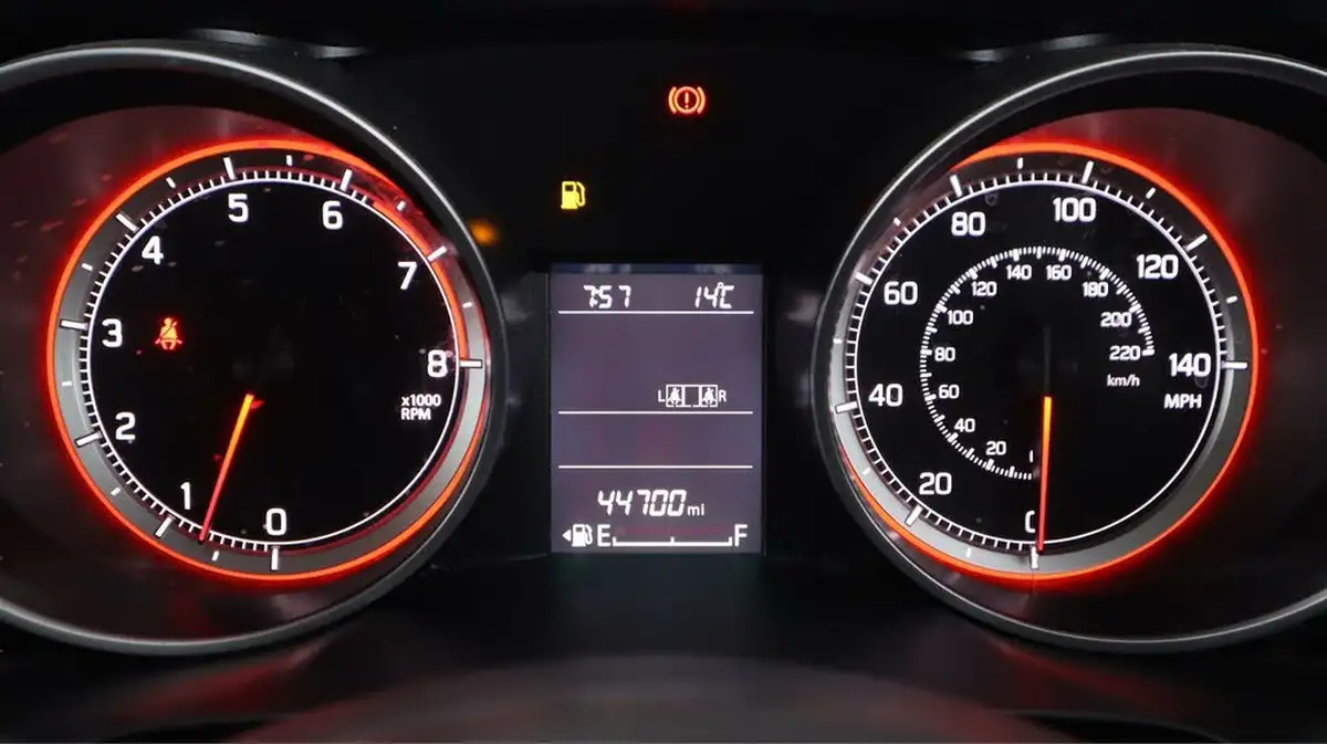2019-suzuki-swift-12-dualjet-attitude-big-10