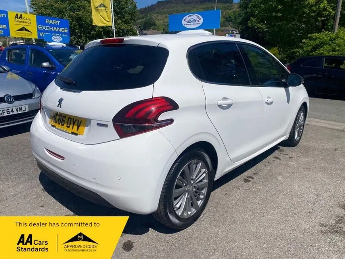 2017-peugeot-208-12-puretech-allure-82bhp-5d-big-3