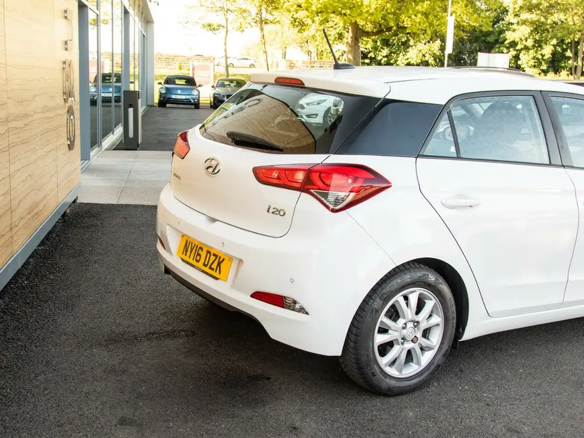 2016-hyundai-i20-12-se-hatchback-5d-big-7