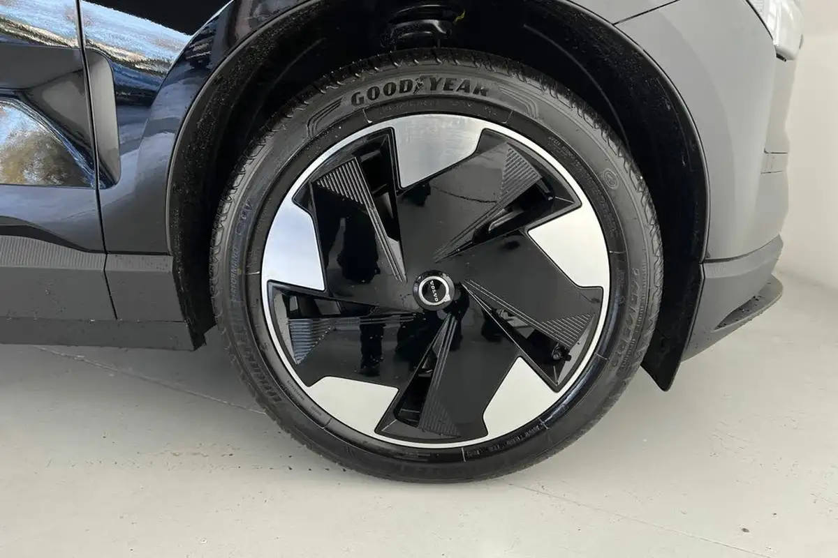 2024-volvo-ex30-e-single-motor-plus-extended-range-big-4