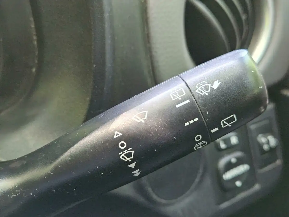 2012-toyota-yaris-133-tr-vvt-i-5d-big-19