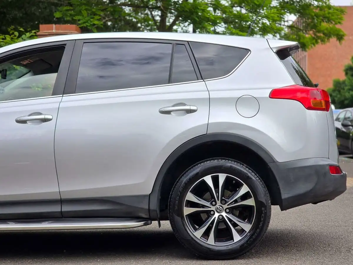 2014-toyota-rav4-20td-icon-20d-2wd-nav-big-31