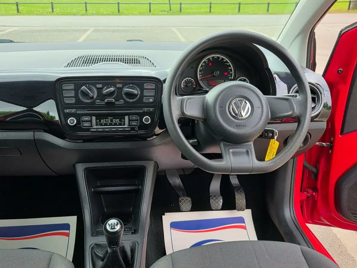 2014-volkswagen-up-10-move-up-59bhp-3d-big-15