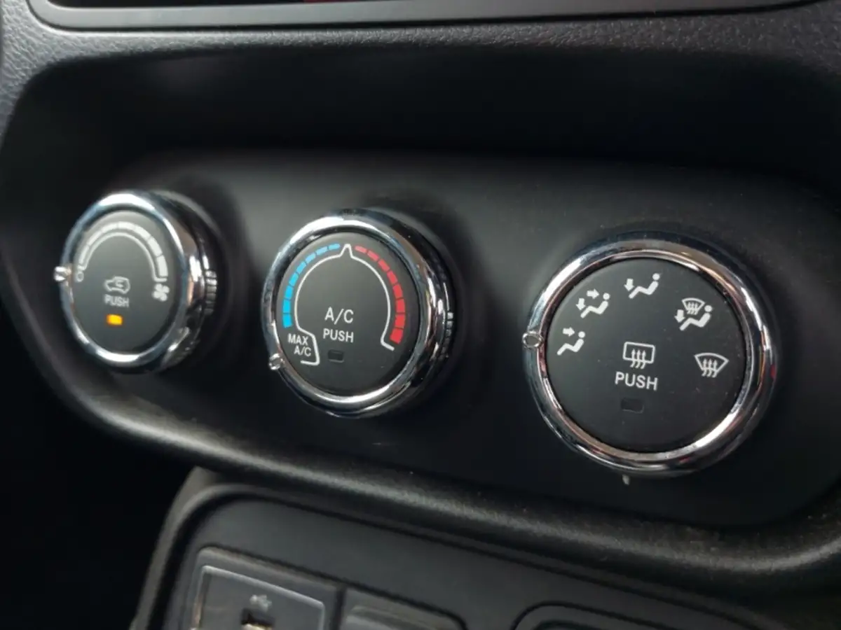 2020-jeep-renegade-10-gse-limited-big-13