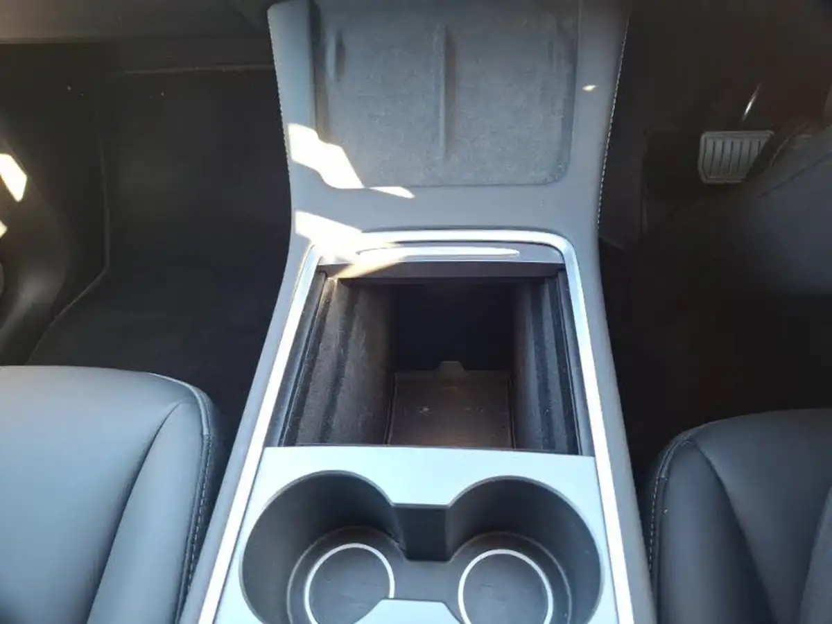 2022-tesla-model-y-e-long-range-big-16