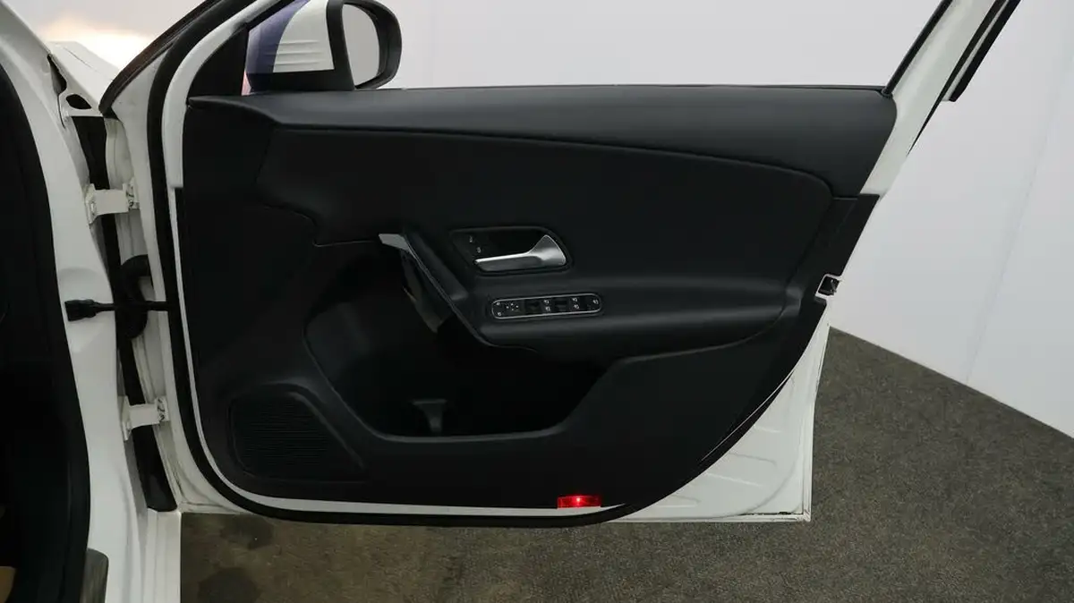 2018-mercedes-benz-a-class-15d-a180d-se-116ps-ss-7g-dct-big-14