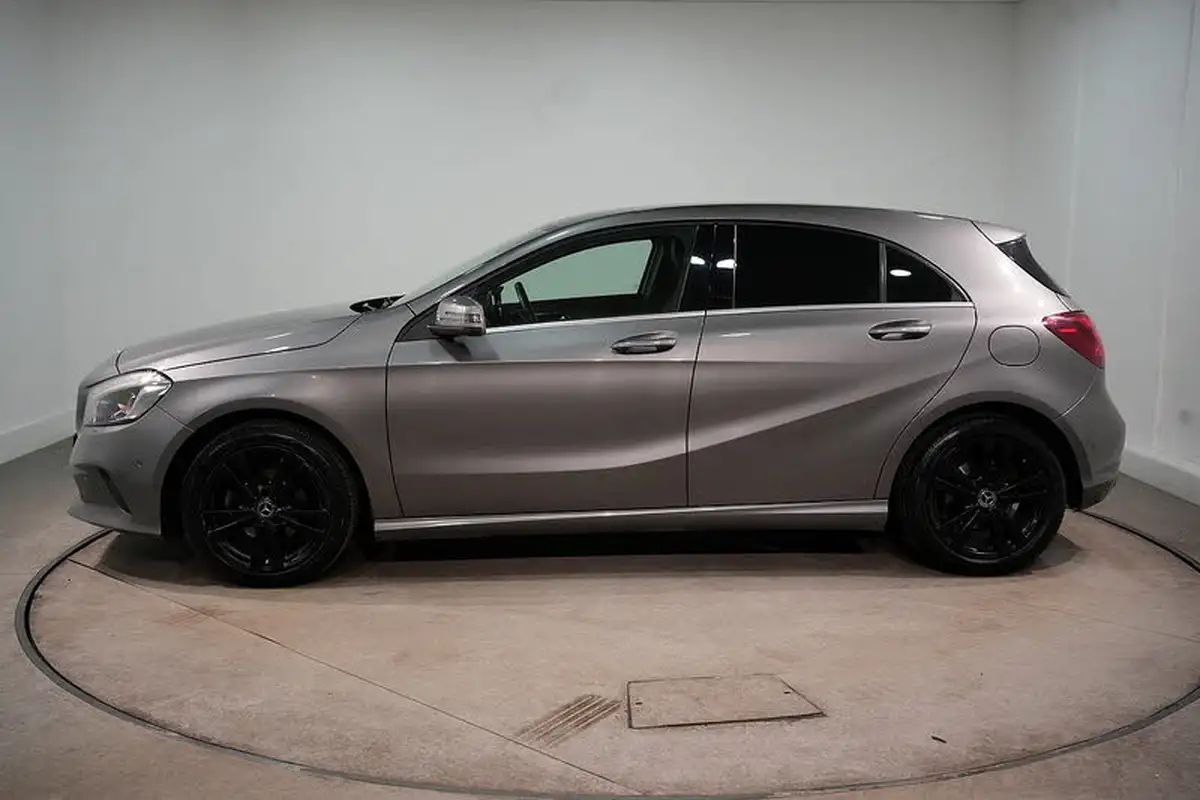 2017-mercedes-benz-a-class-15d-a180d-sport-premiumss-7g-dct-big-4