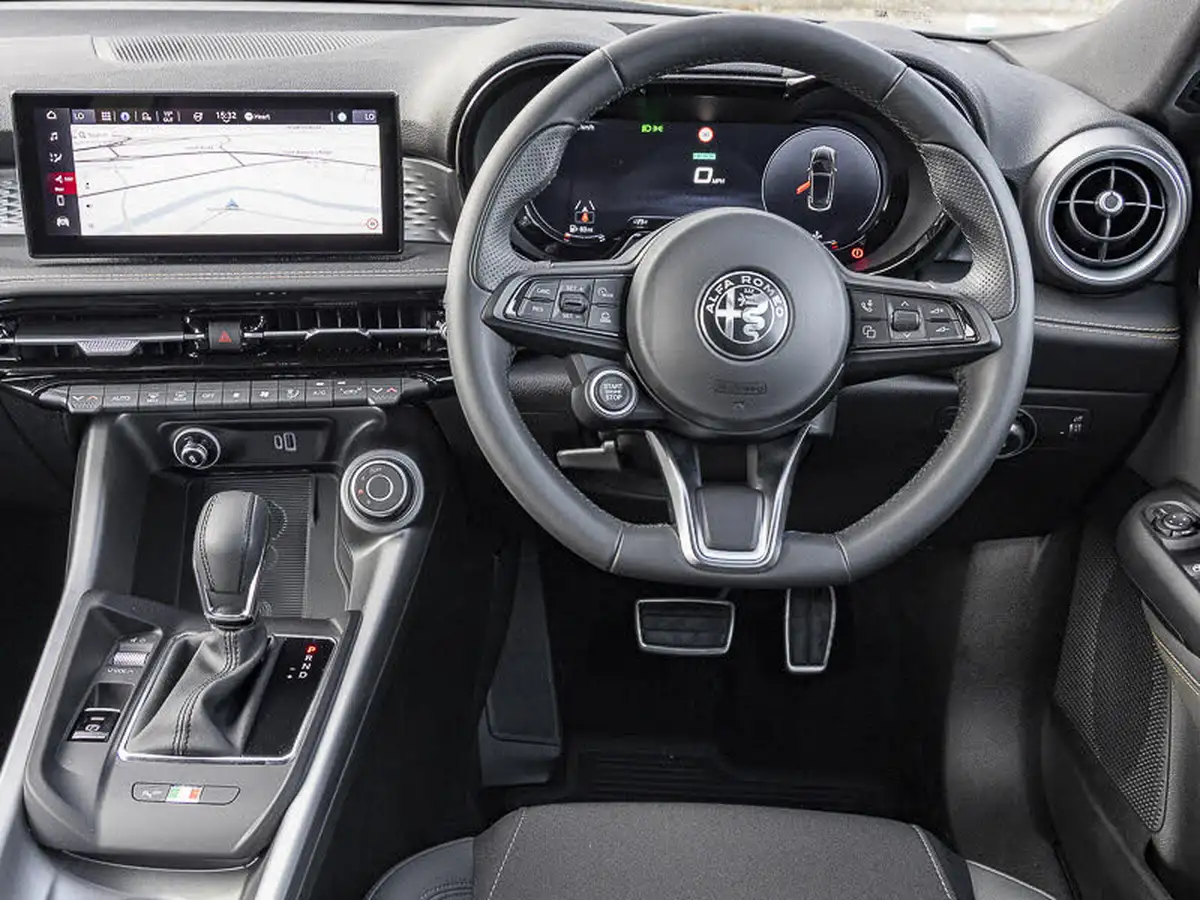 2025-alfa-romeo-tonale-15-sprint-big-11