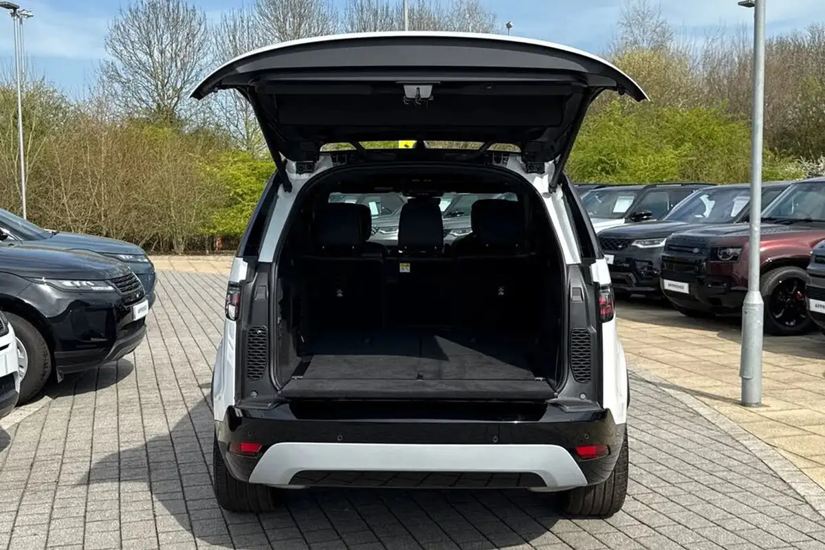 2024-land-rover-discovery-30-d300-metropolitan-edition-big-31
