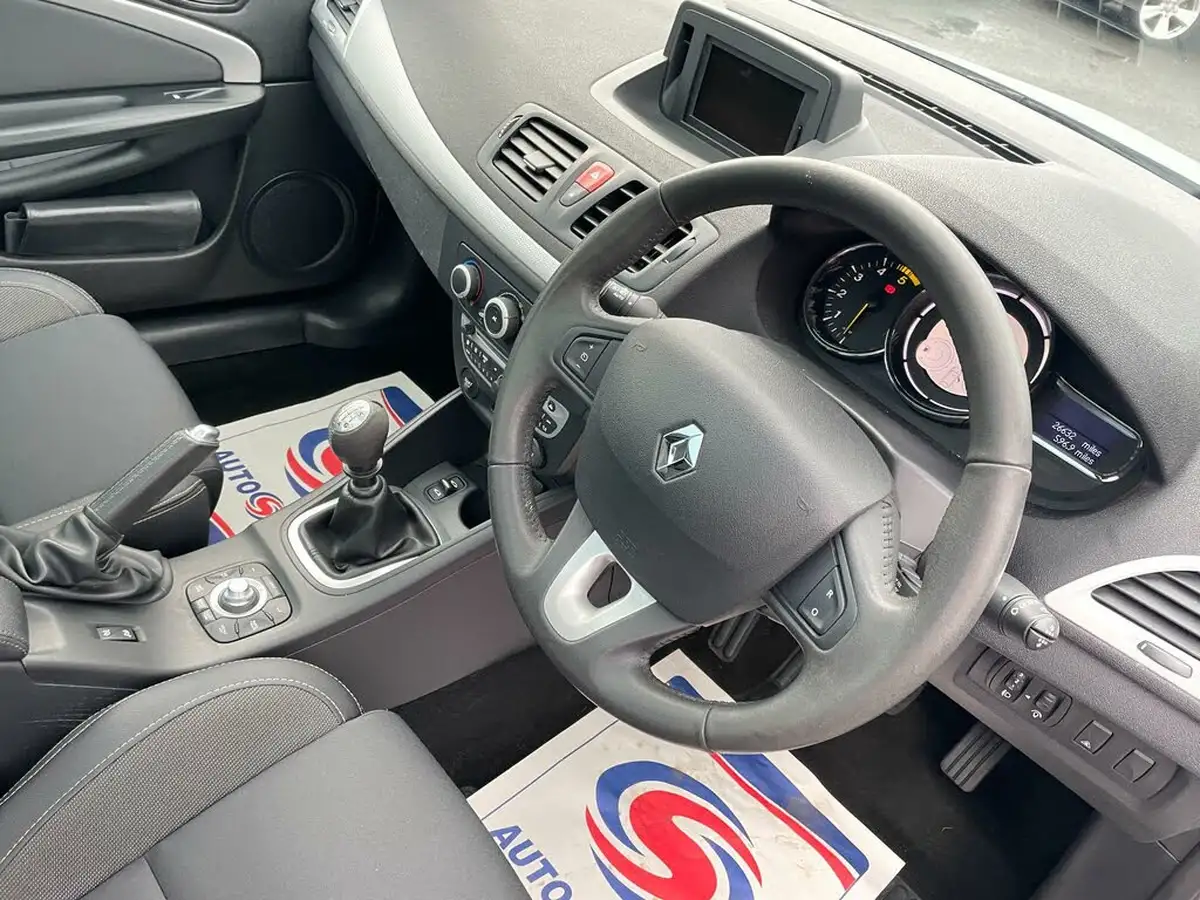 2010-renault-megane-19td-dynamique-tom-tom-19dci-130-coupe-convertible-2d-big-17