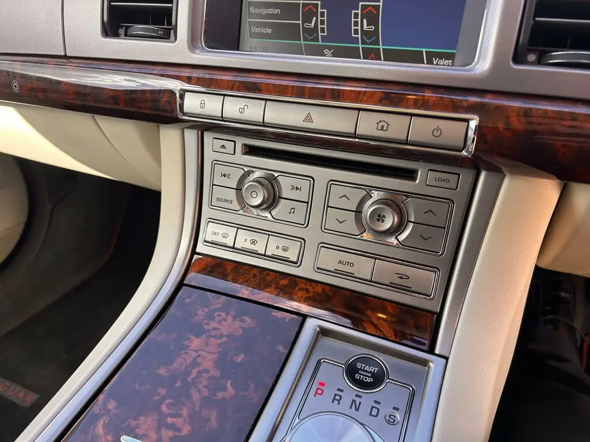2010-jaguar-xf-30td-s-portfolio-big-16