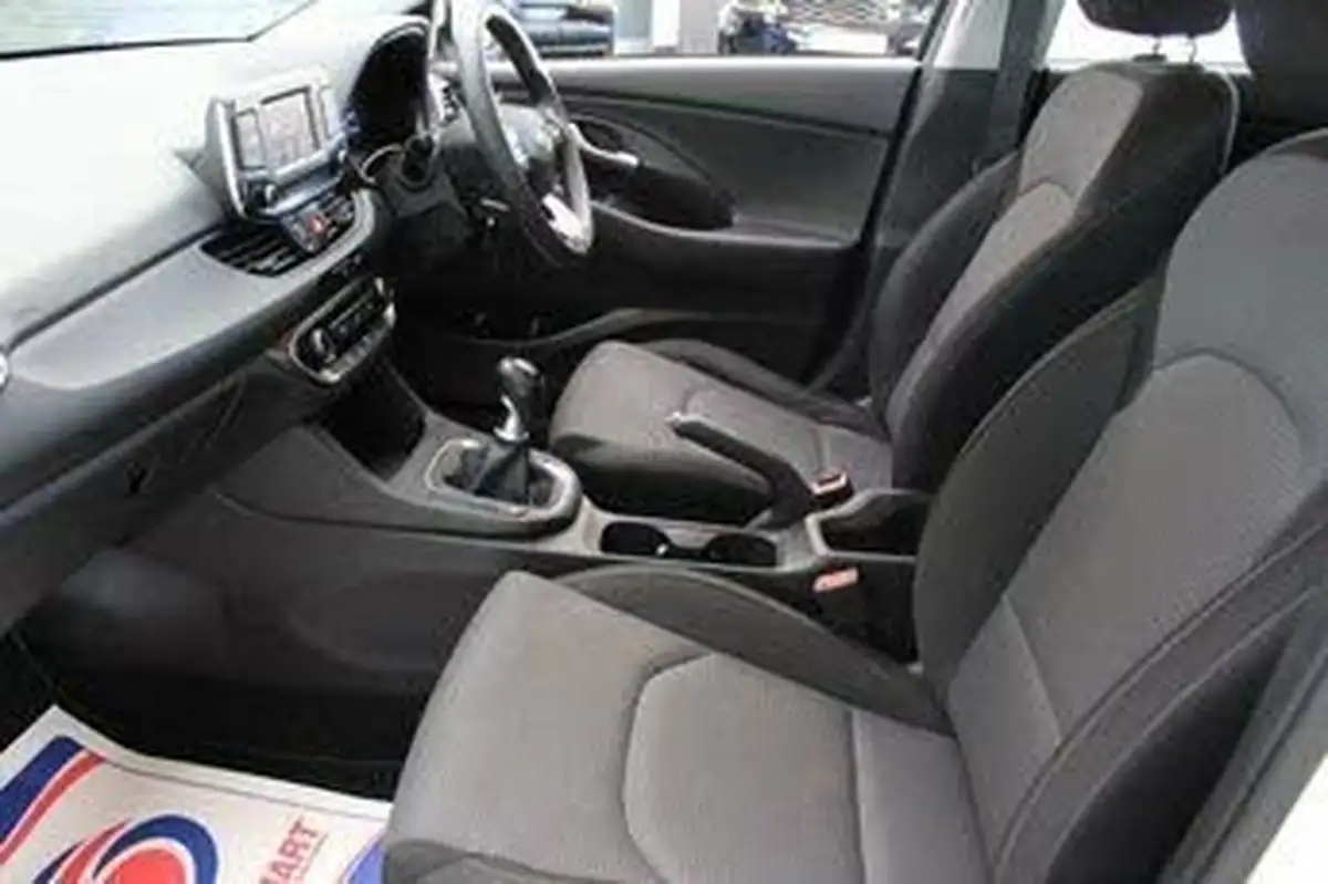 2018-hyundai-i30-10-t-gdi-isg-tourer-big-14
