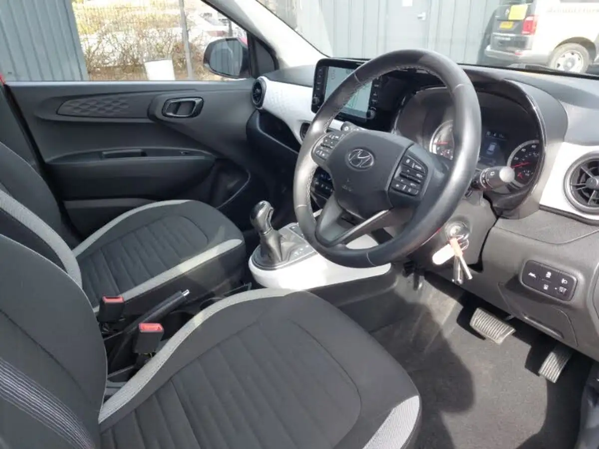 2022-hyundai-i10-12-premium-auto-big-11