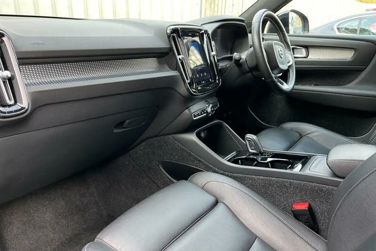 2021-volvo-xc40-e-p8-first-edition-big-17