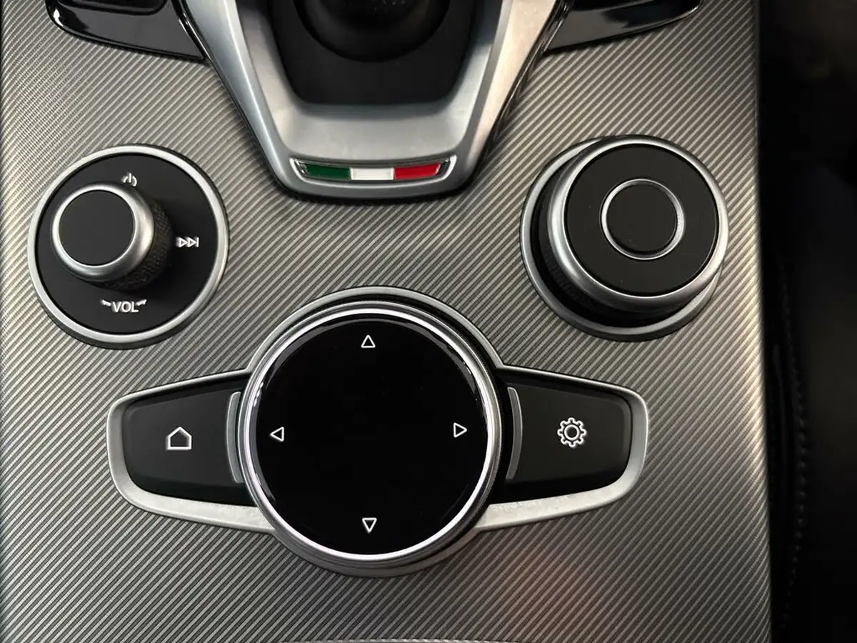 2022-alfa-romeo-stelvio-20-veloce-big-31