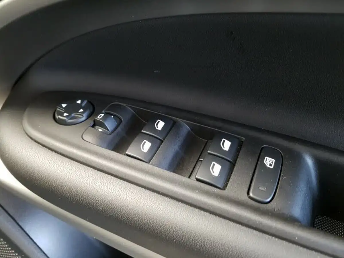 2024-jeep-avenger-12-gse-altitude-big-17