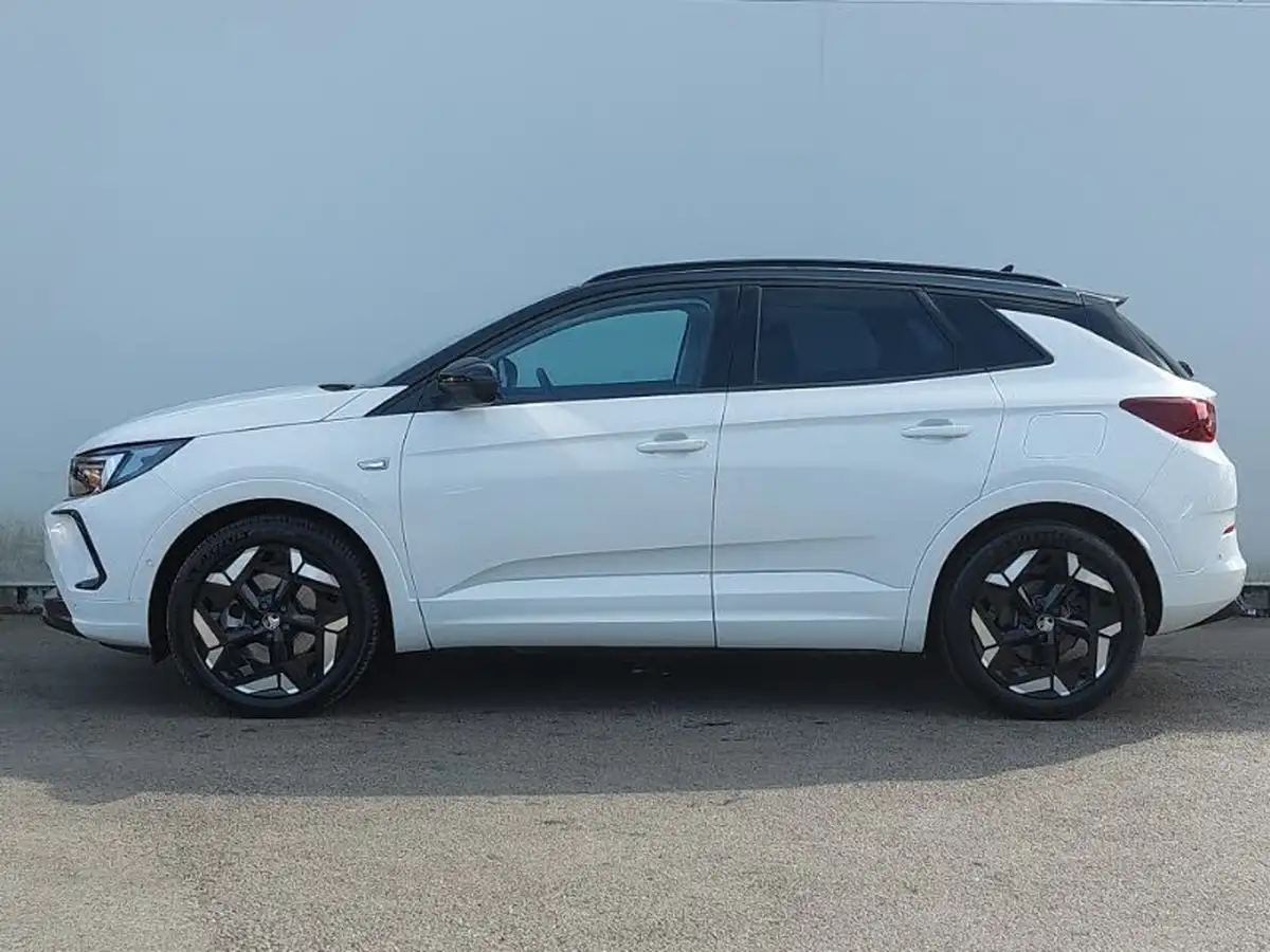 2023-vauxhall-grandland-16-gse-big-3
