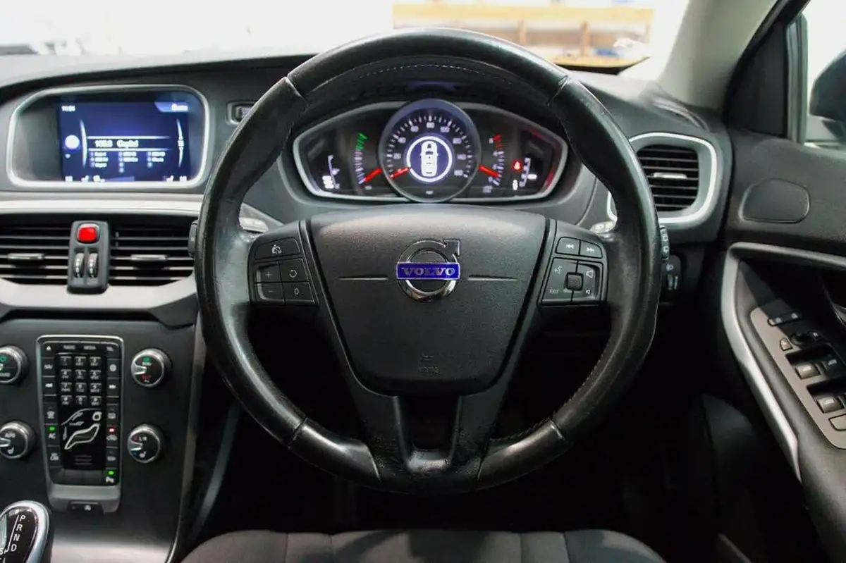 2015-volvo-v40-20td-d2-es-nav-geartronic-big-15