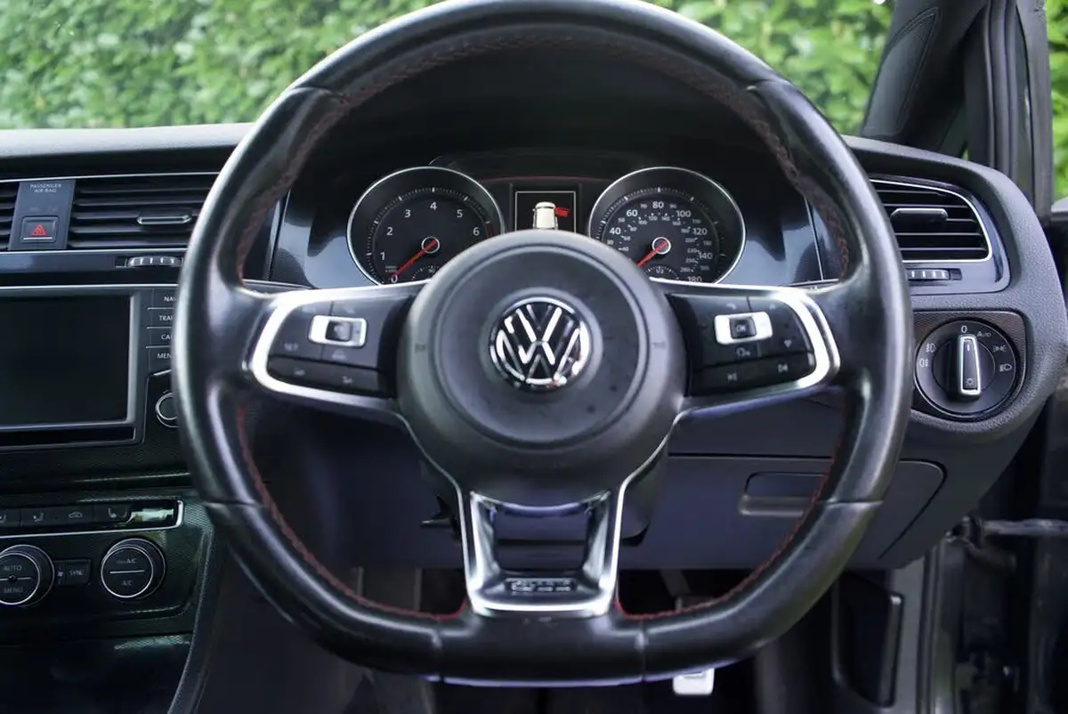 2016-volkswagen-golf-20-tsi-gti-220ps-hatchback-5d-big-40
