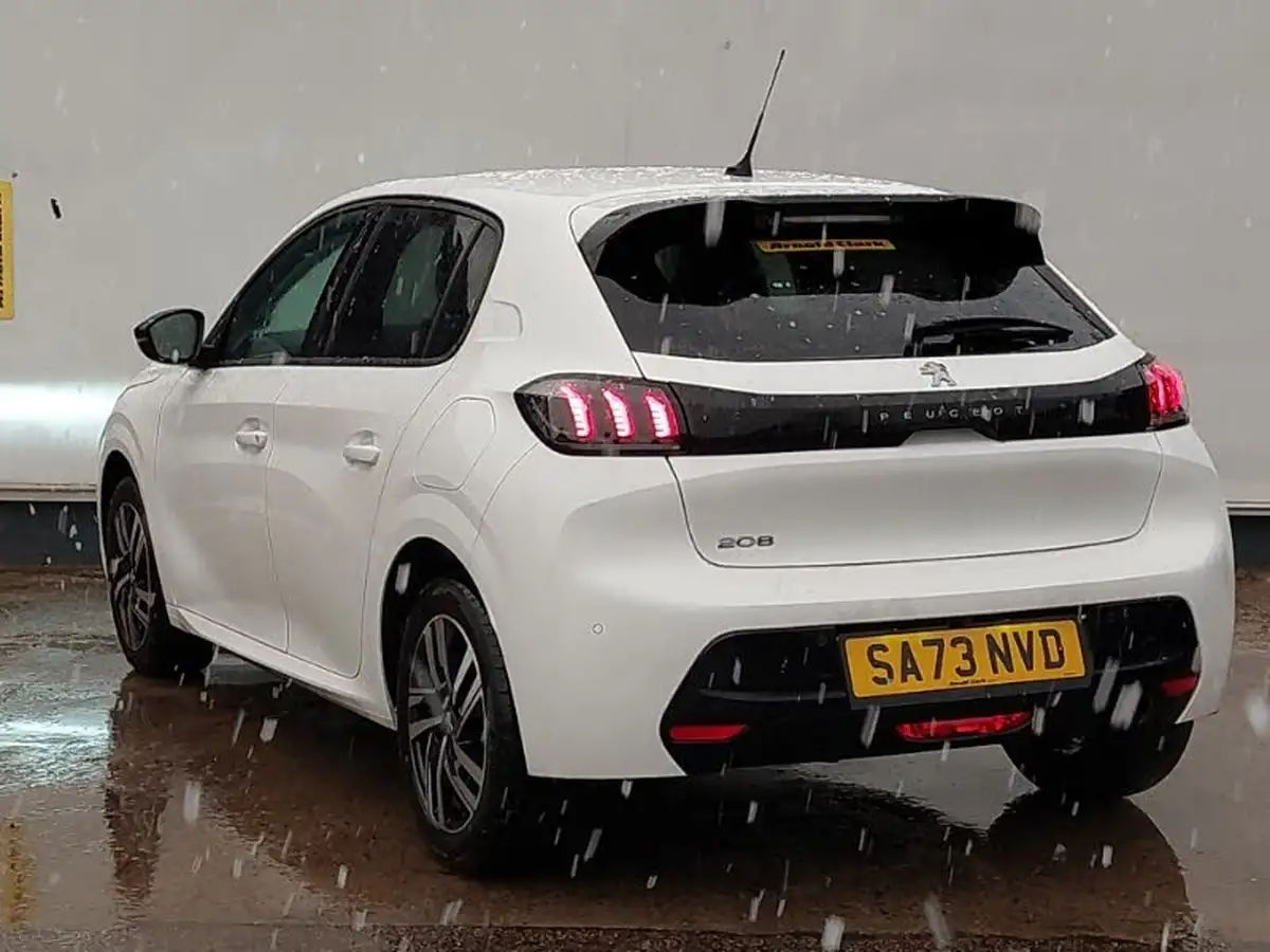 2023-peugeot-208-12-puretech-allure-premium-100ps-eat8-big-1