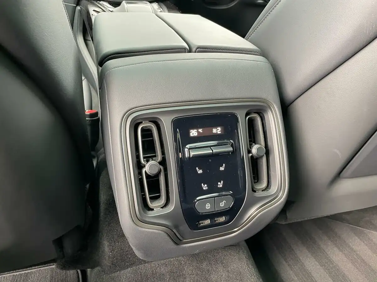 2024-aston-martin-dbx-40-v8-big-41