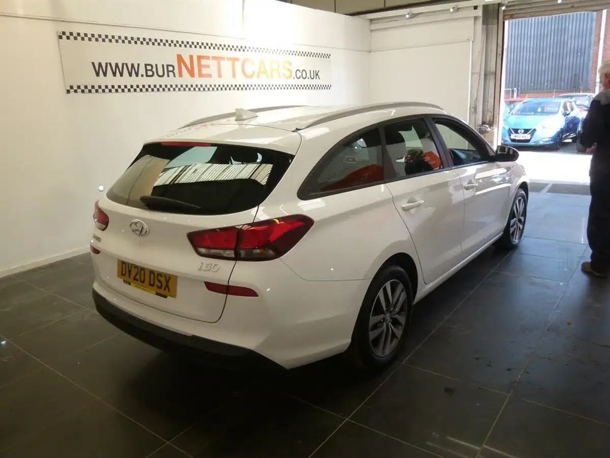 2020-hyundai-i30-16crdi-se-nav-115ps-tourer-big-7