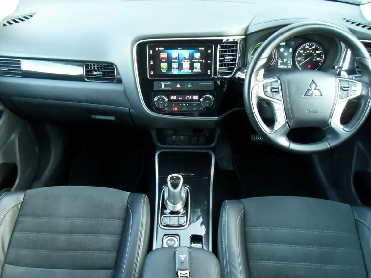 2017-mitsubishi-outlander-20-juro-phev-big-65