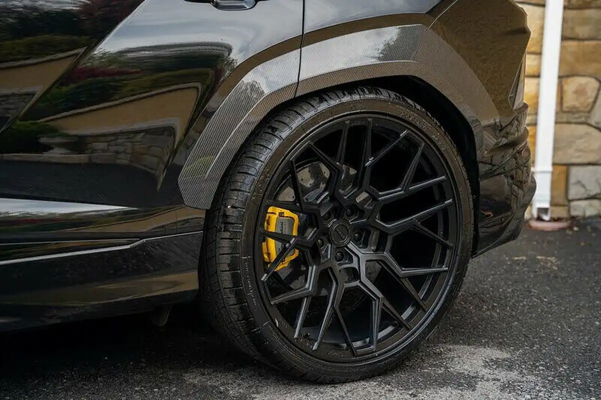 2020-lamborghini-urus-40-no-trim-big-30
