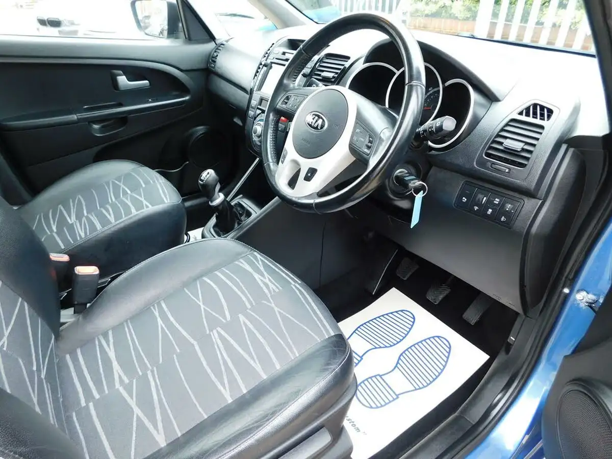 2014-kia-venga-16-3-sat-nav-isg-big-10