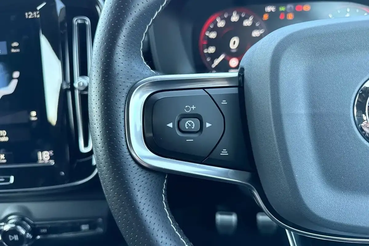 2020-volvo-xc40-15-t3-r-design-big-38