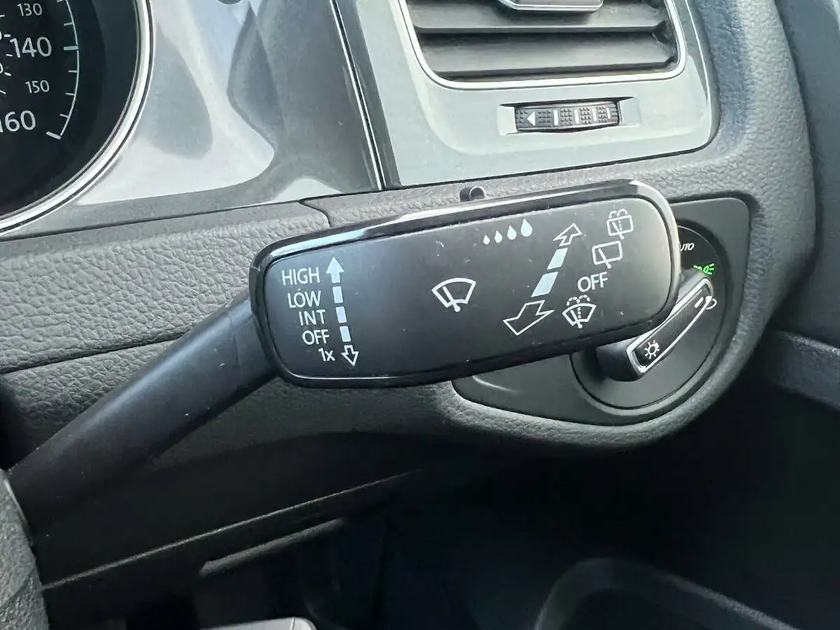 2018-volkswagen-golf-14-tsi-se-nav-estate-5d-big-17