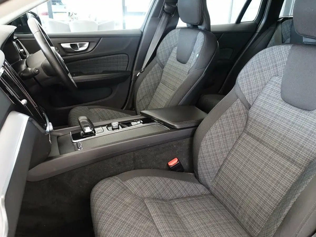 2021-volvo-v60-20-b3-momentum-161bhp-big-11
