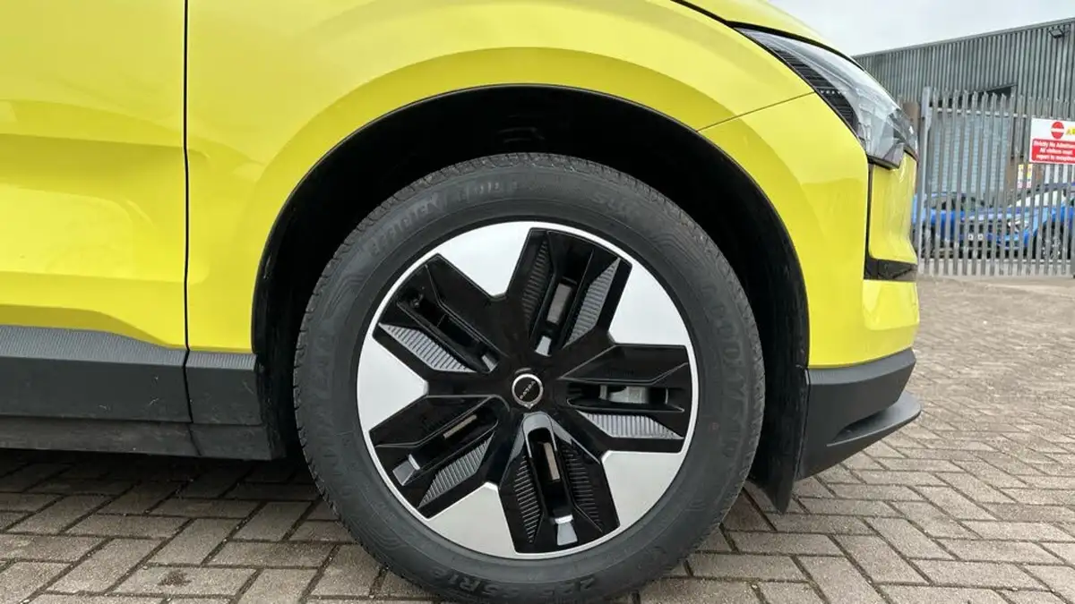 2025-volvo-ex30-e-single-motor-plus-big-15