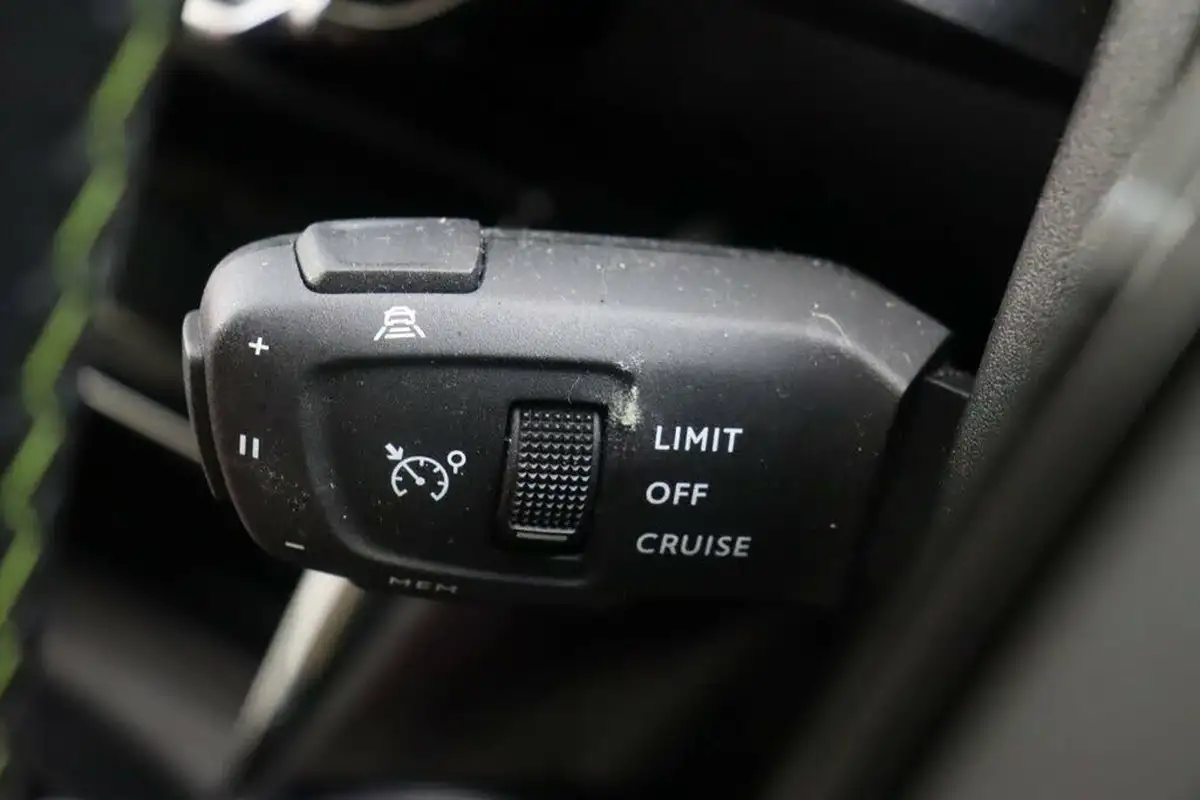 2021-peugeot-2008-suv-e-gt-premium-50kwh-big-26