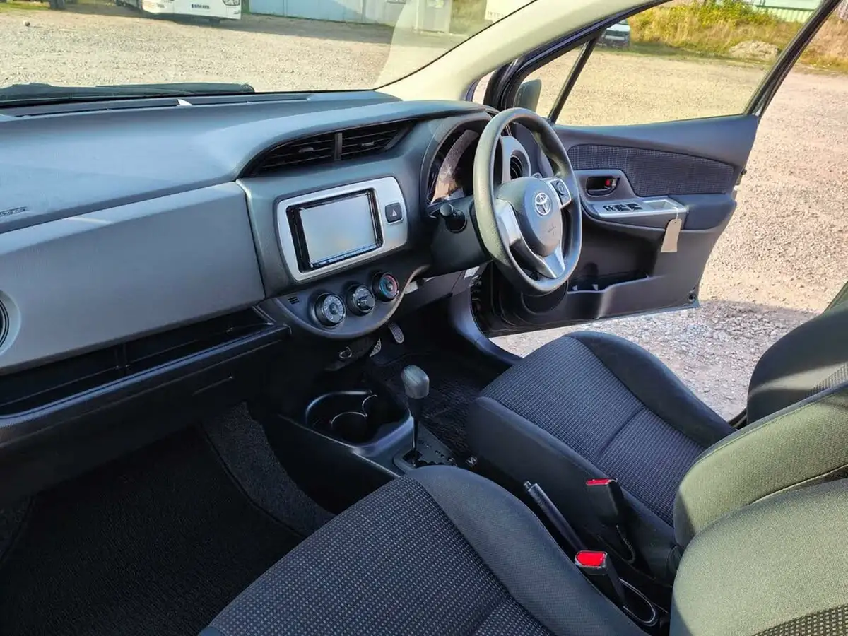 2014-toyota-yaris-big-29