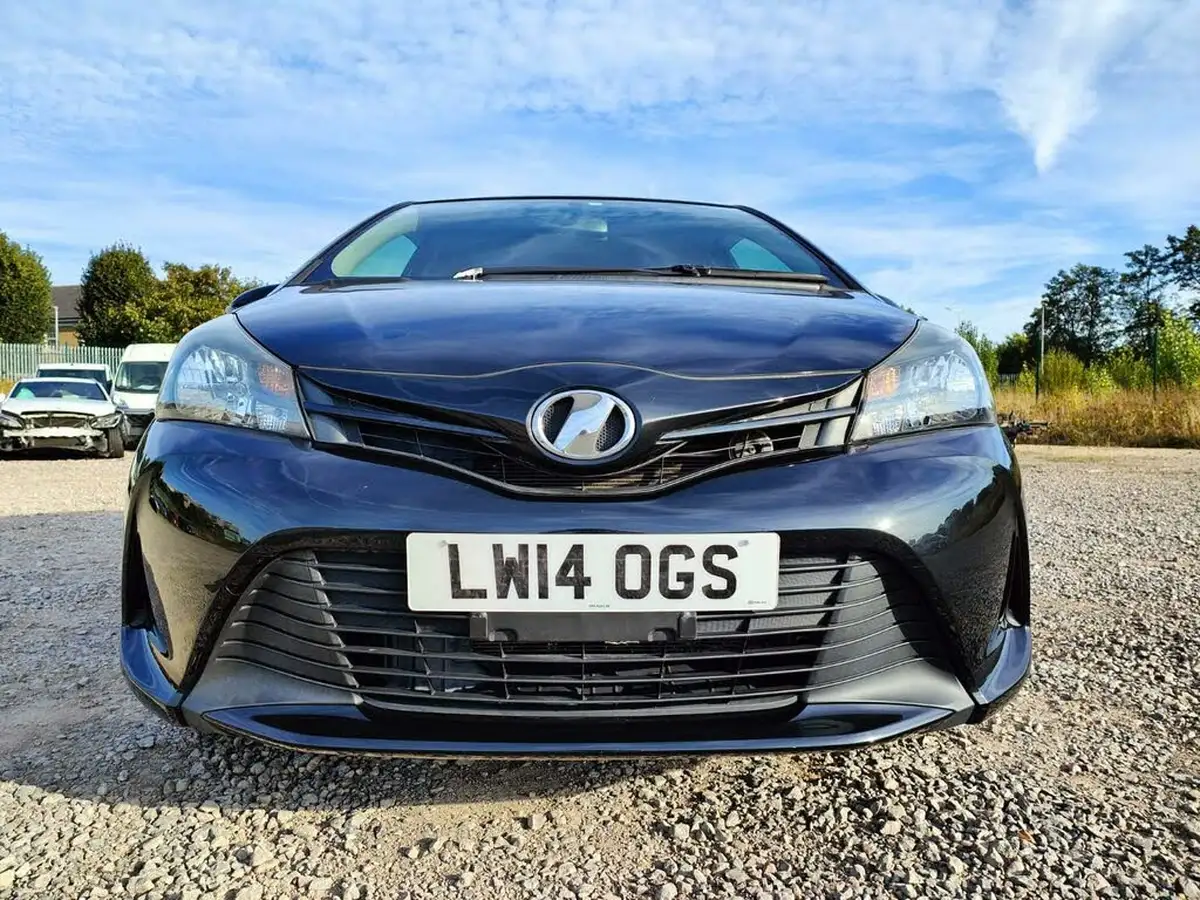2014-toyota-yaris-big-11