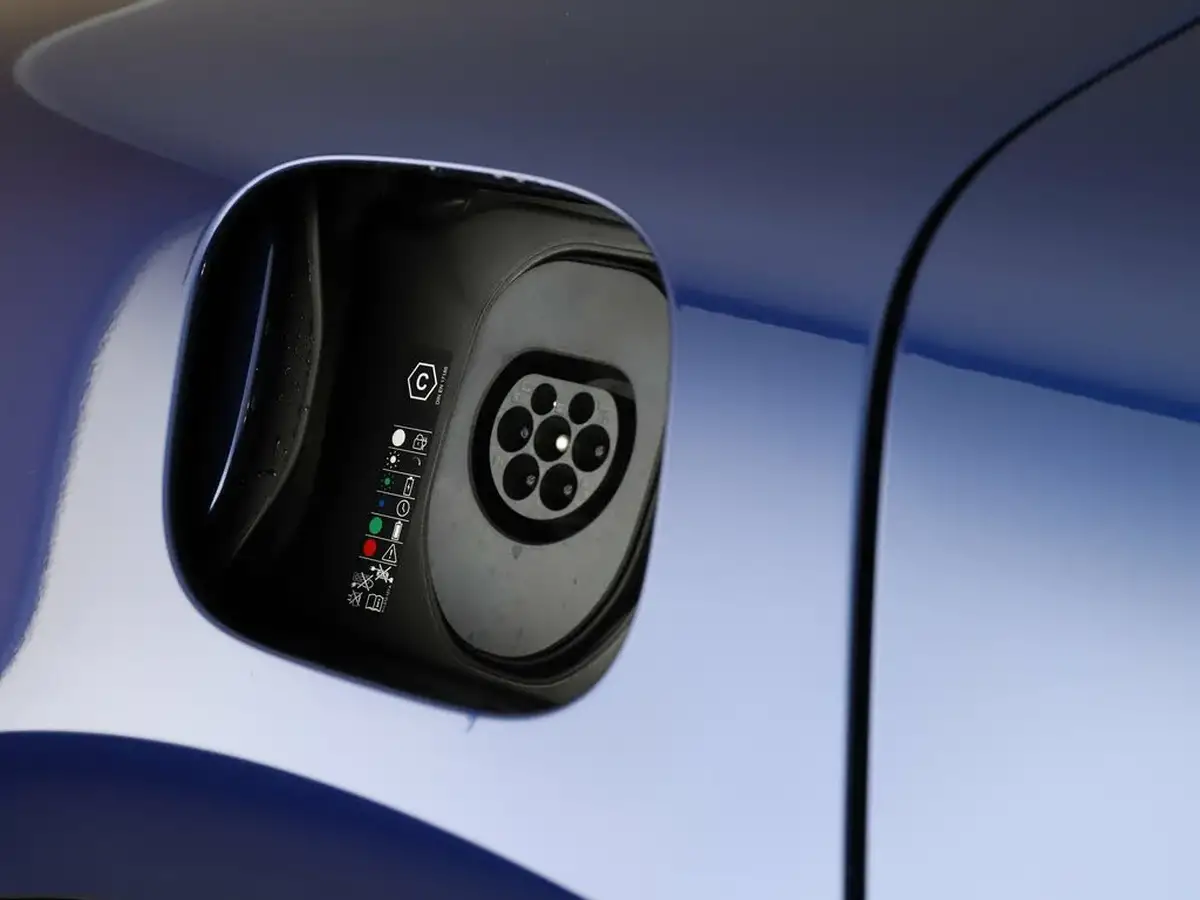 2025-porsche-macan-e-electric-big-41