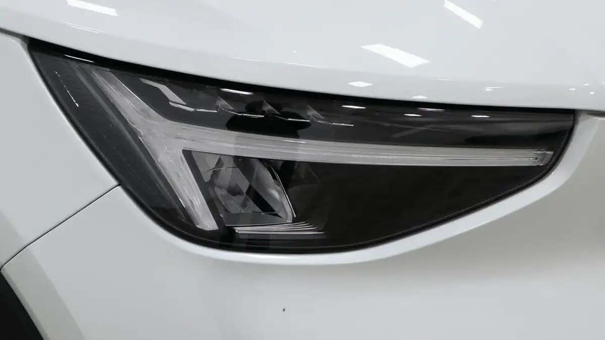 2024-volvo-xc40-20-b3-plus-big-16