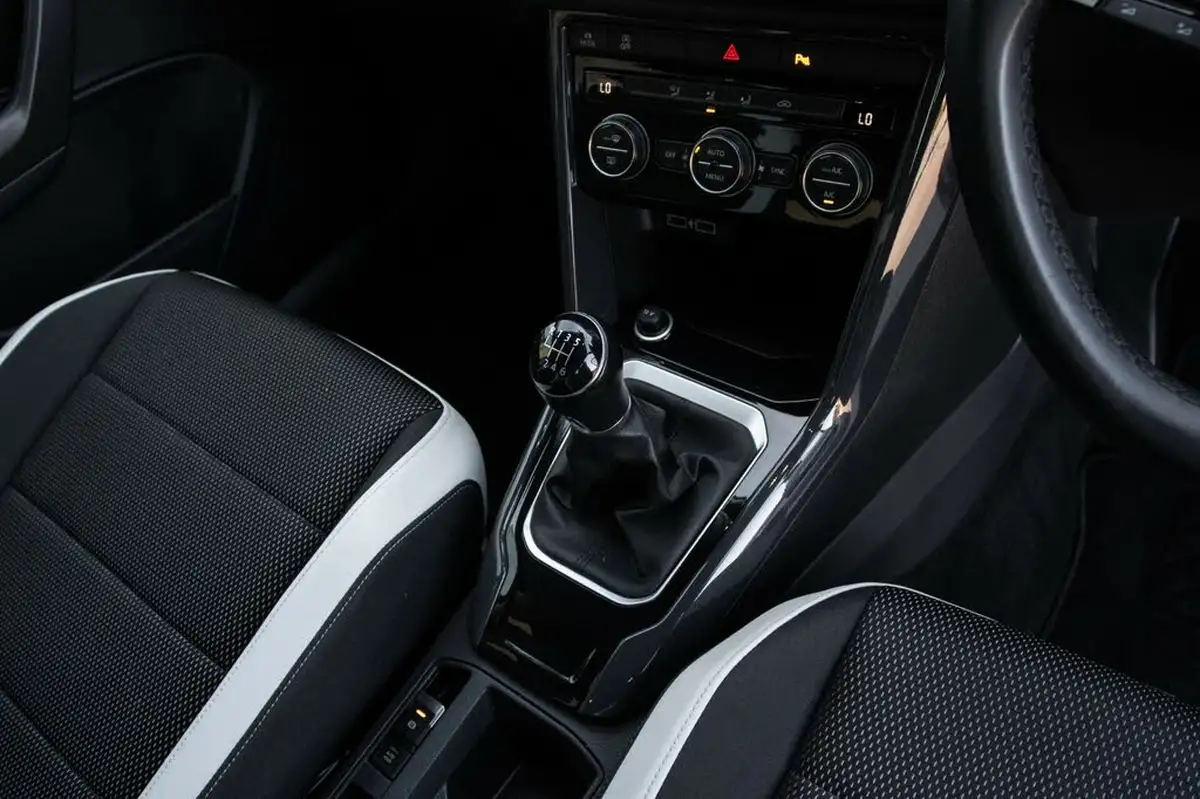 2019-volkswagen-t-roc-16tdi-sel-big-30