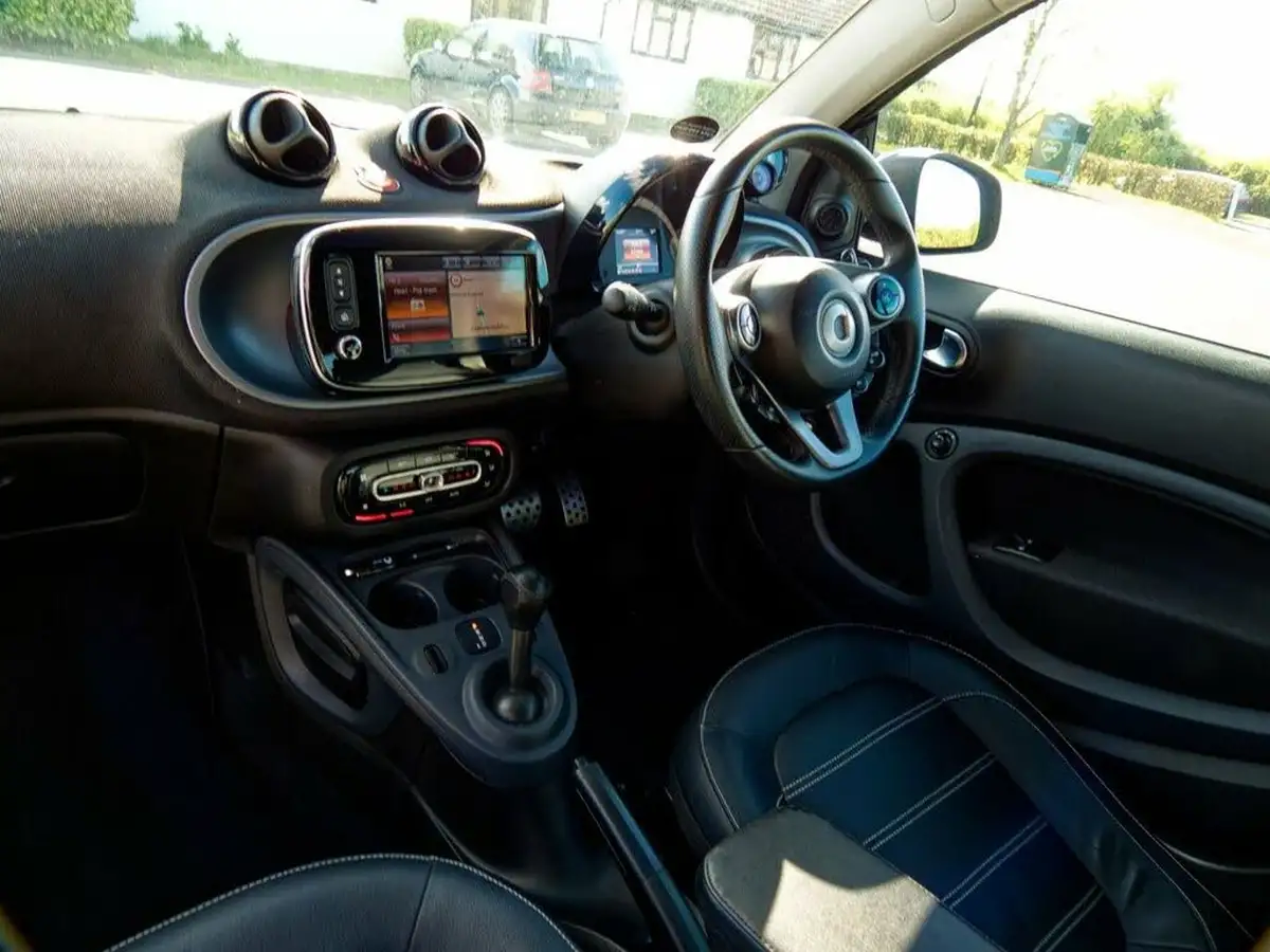 2016-smart-fortwo-09-edition-black-twinamic-big-28