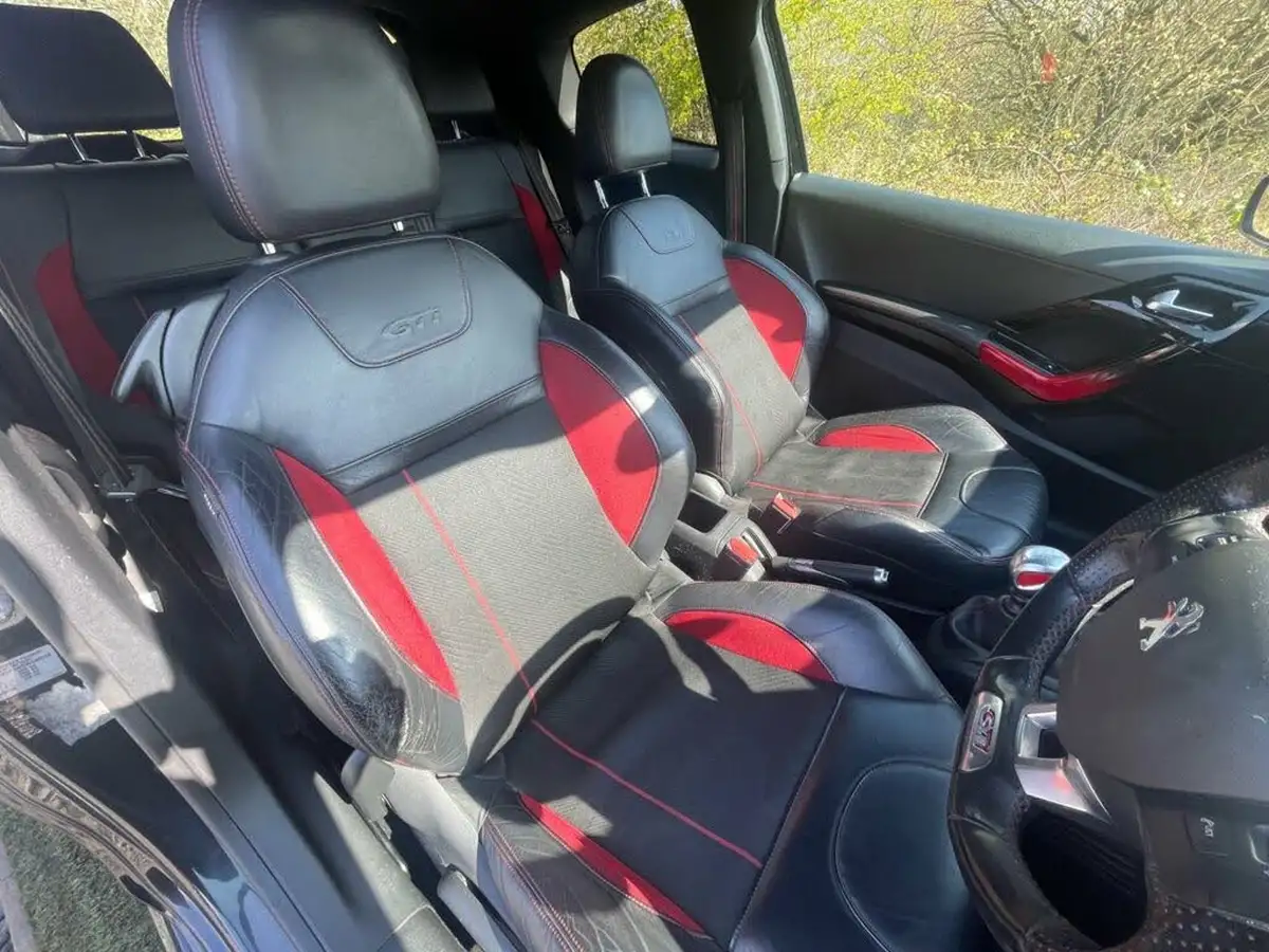 2013-peugeot-208-16-gti-big-11