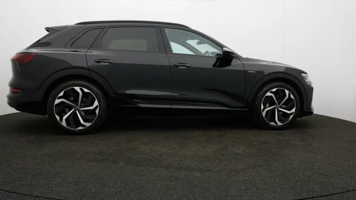 2022-audi-e-tron-55e-black-edition-station-wagon-big-30