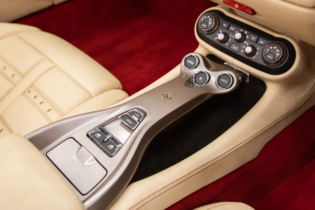 2012-ferrari-california-43-big-39