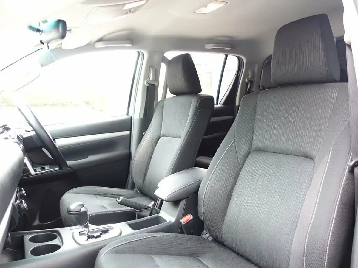 2017-toyota-hi-lux-24d-invincible-auto-big-10