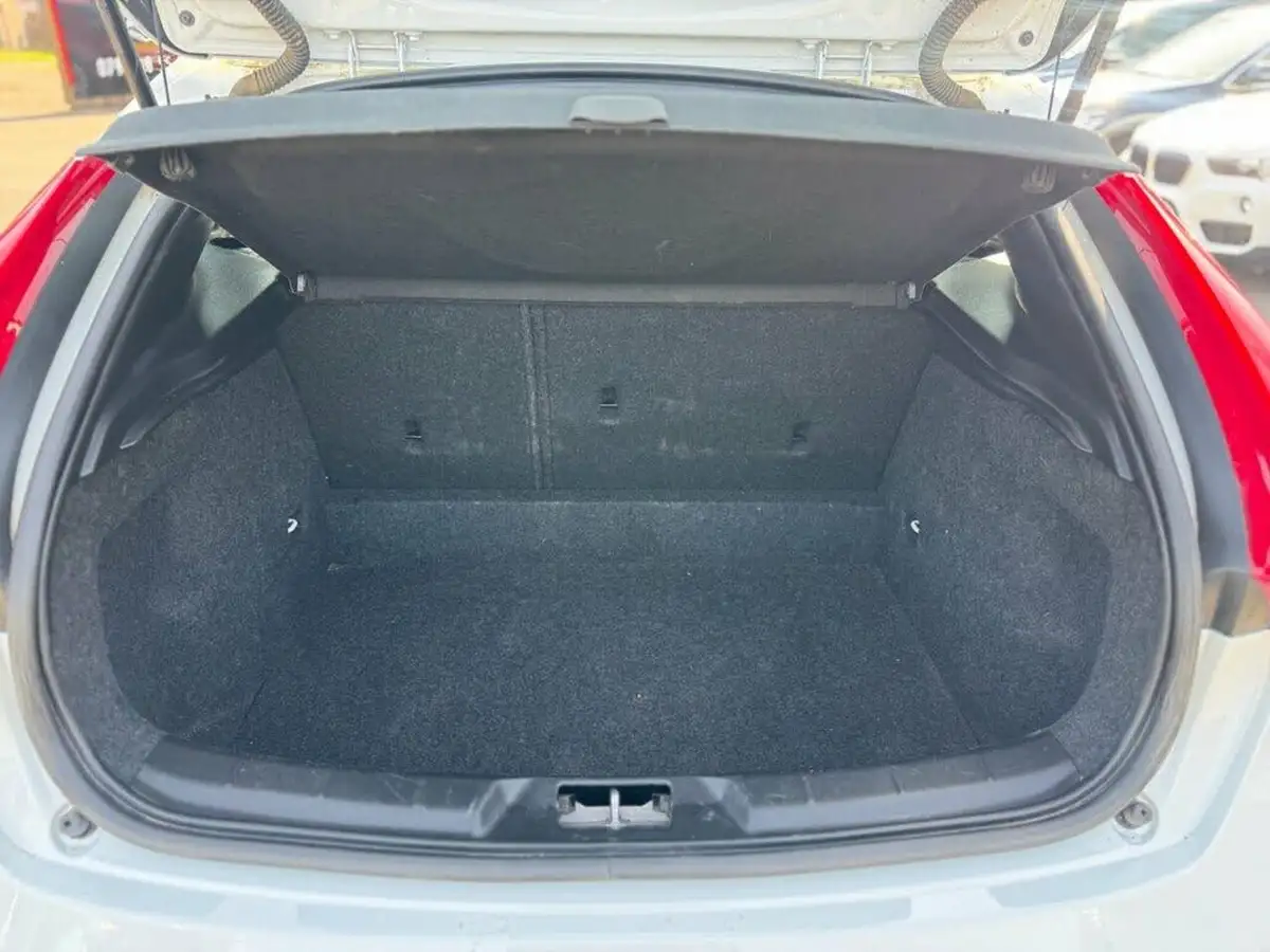 2016-volvo-v40-15-t2-inscription-big-28